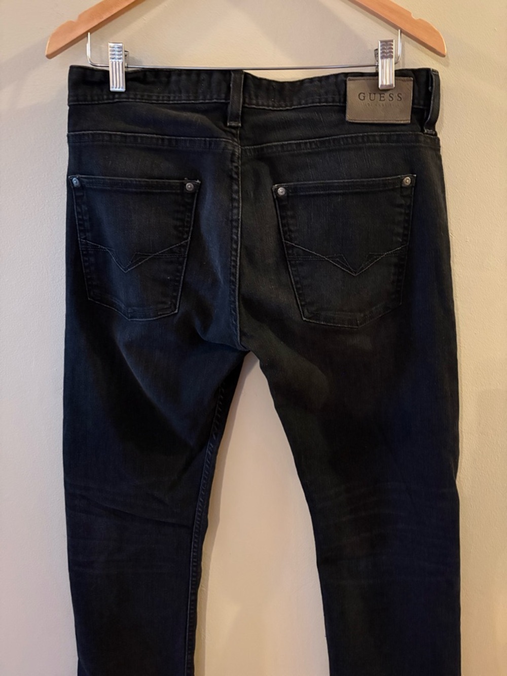 GUESS Men's Black Slim Straight Jeans, has subtle whiskering, Sz 32. - Picture 3 of 8